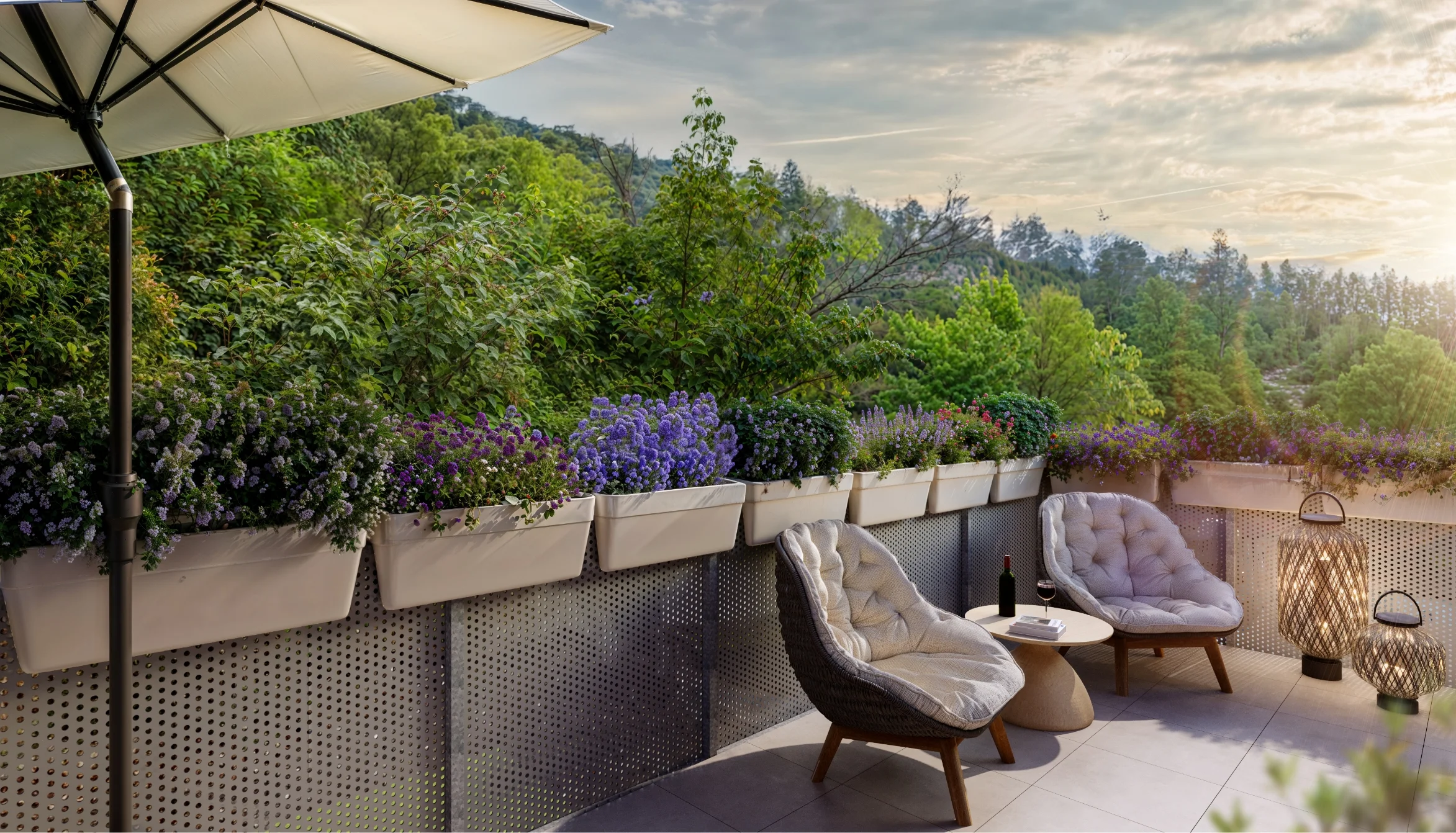 Gemütliche Dachterrasse mit Loungesesseln, Sonnenschirm und blühenden Blumenkästen vor Waldkulisse.